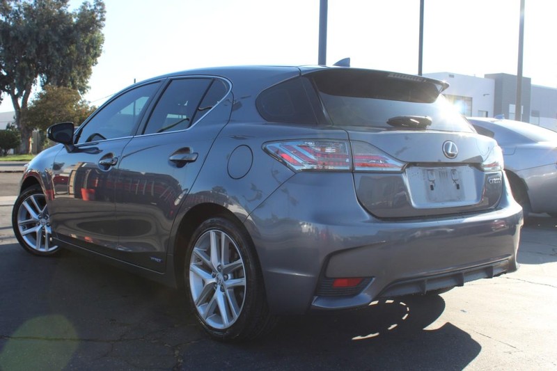 Lexus CT Vehicle Full-screen Gallery Image 06