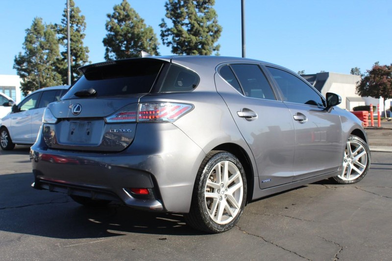 Lexus CT Vehicle Full-screen Gallery Image 07