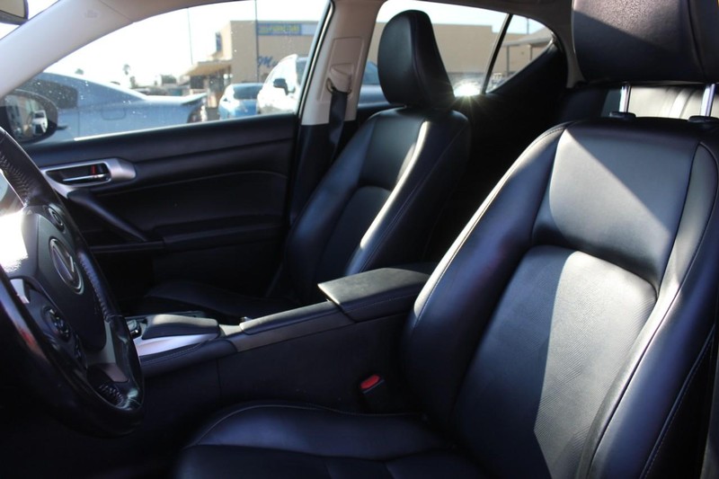 Lexus CT Vehicle Full-screen Gallery Image 08