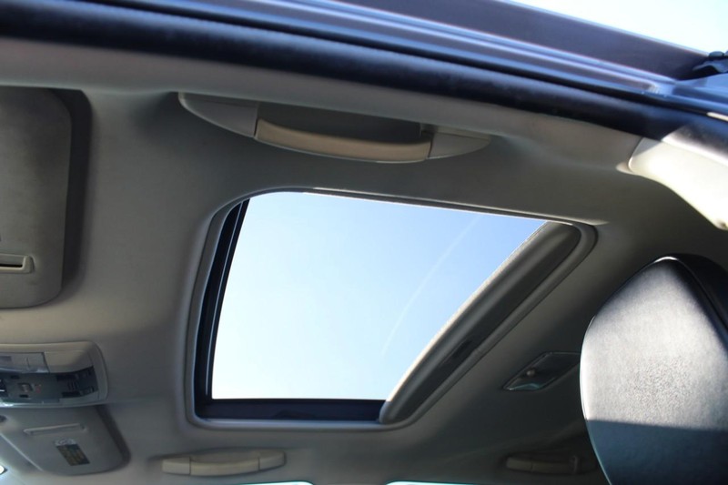 Lexus CT Vehicle Full-screen Gallery Image 09