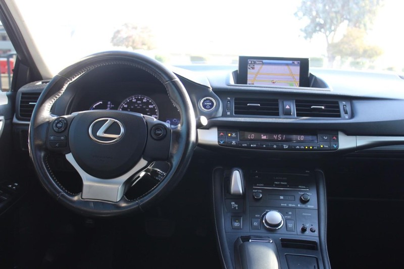 Lexus CT Vehicle Full-screen Gallery Image 11