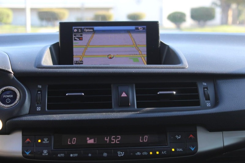 Lexus CT Vehicle Full-screen Gallery Image 13