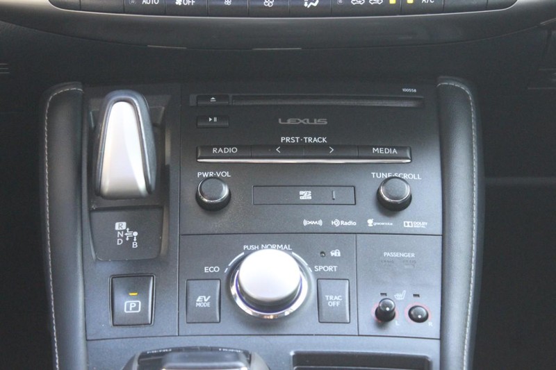 Lexus CT Vehicle Full-screen Gallery Image 14