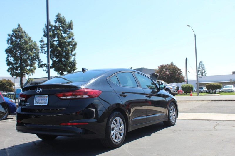 Hyundai Elantra Vehicle Full-screen Gallery Image 05