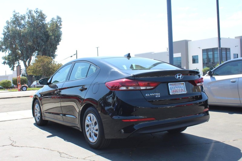 Hyundai Elantra Vehicle Full-screen Gallery Image 06