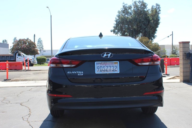 Hyundai Elantra Vehicle Full-screen Gallery Image 08