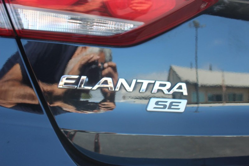 Hyundai Elantra Vehicle Full-screen Gallery Image 09