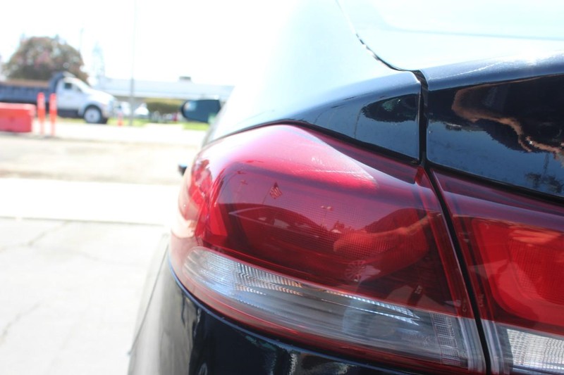 Hyundai Elantra Vehicle Full-screen Gallery Image 10