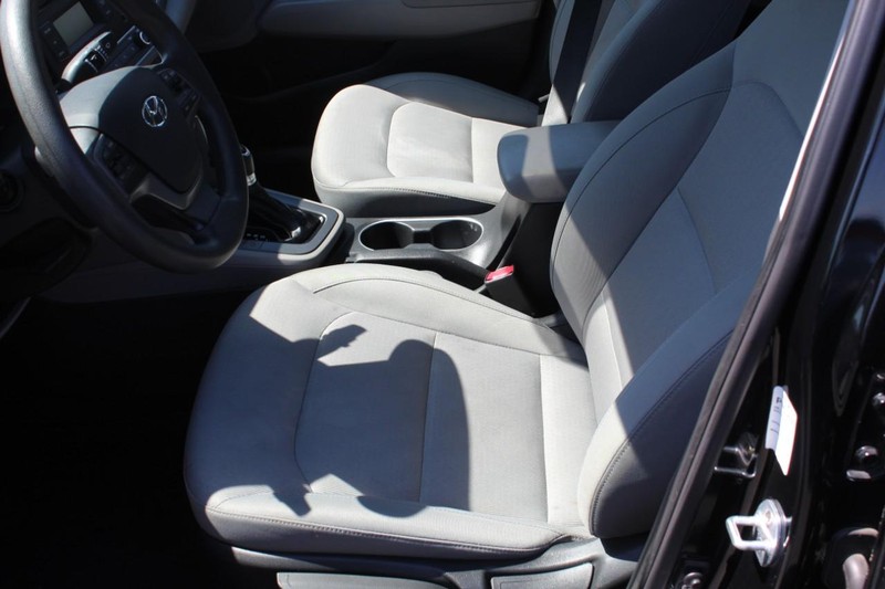 Hyundai Elantra Vehicle Full-screen Gallery Image 11