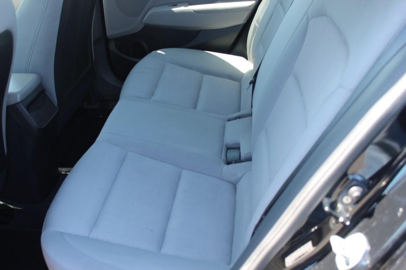 Hyundai Elantra Vehicle Full-screen Gallery Image 12