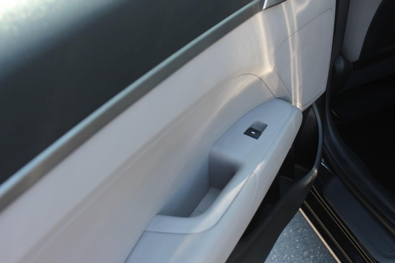 Hyundai Elantra Vehicle Full-screen Gallery Image 13