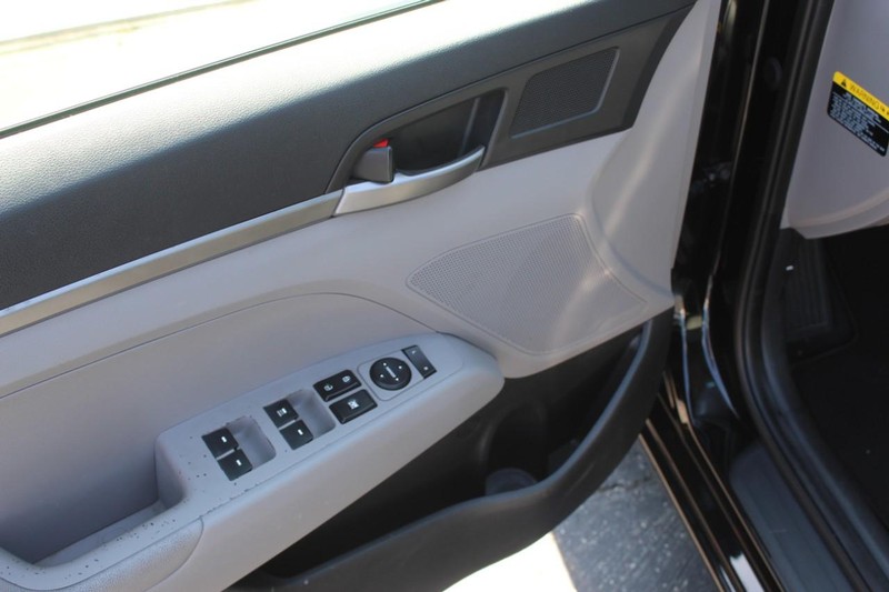 Hyundai Elantra Vehicle Full-screen Gallery Image 14