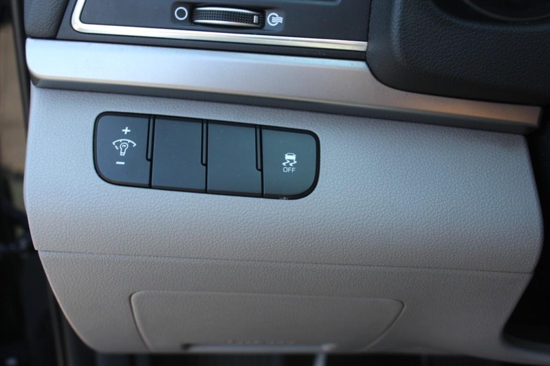 Hyundai Elantra Vehicle Full-screen Gallery Image 16