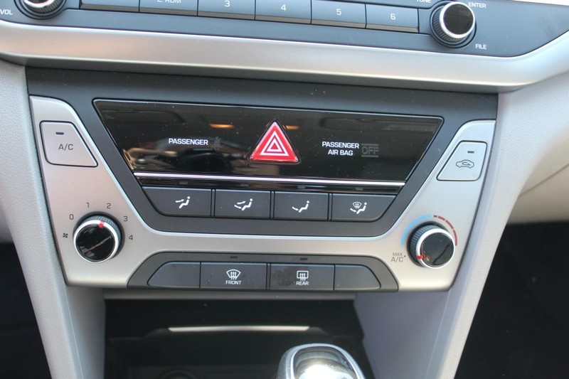 Hyundai Elantra Vehicle Full-screen Gallery Image 17