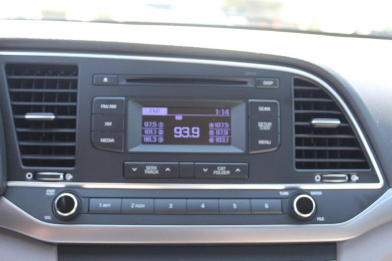 Hyundai Elantra Vehicle Full-screen Gallery Image 18