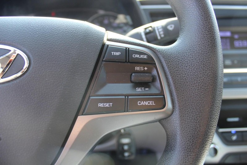 Hyundai Elantra Vehicle Full-screen Gallery Image 20
