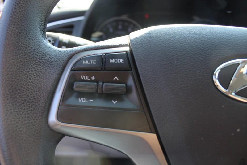 Hyundai Elantra Vehicle Full-screen Gallery Image 21