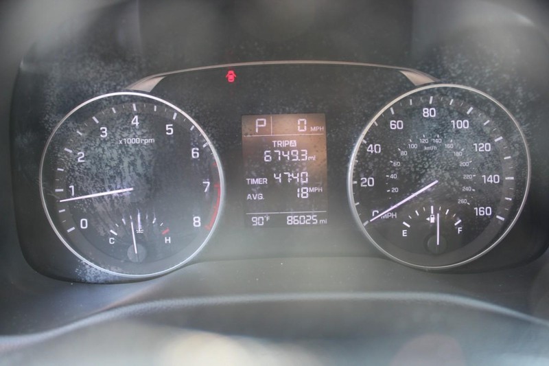 Hyundai Elantra Vehicle Full-screen Gallery Image 22