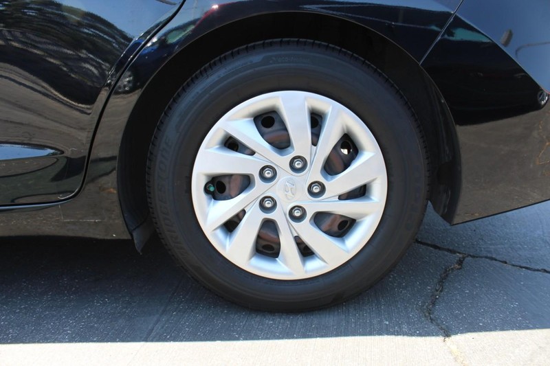 Hyundai Elantra Vehicle Full-screen Gallery Image 23