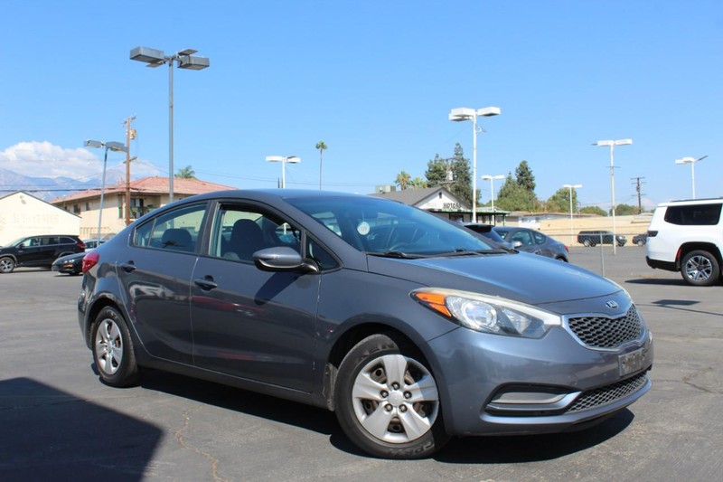 Kia Forte Vehicle Full-screen Gallery Image 05