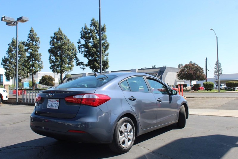 Kia Forte Vehicle Full-screen Gallery Image 06