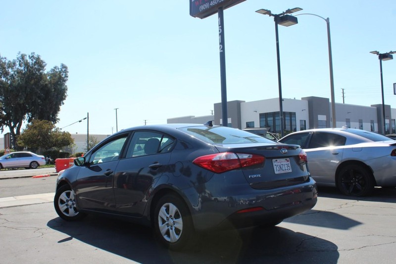 Kia Forte Vehicle Full-screen Gallery Image 07