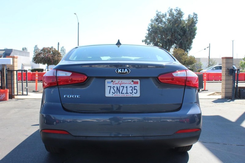 Kia Forte Vehicle Full-screen Gallery Image 09