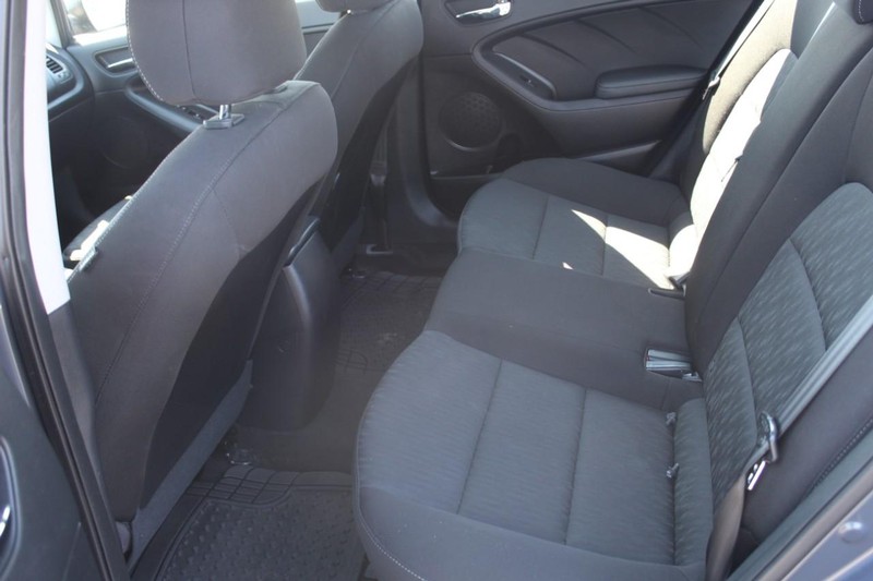 Kia Forte Vehicle Full-screen Gallery Image 10