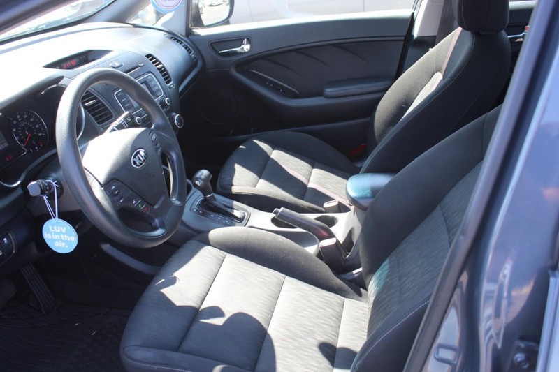 Kia Forte Vehicle Full-screen Gallery Image 11