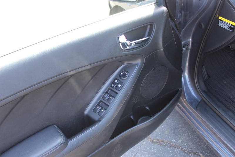 Kia Forte Vehicle Full-screen Gallery Image 12