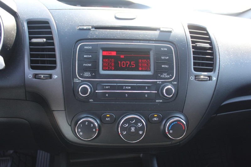 Kia Forte Vehicle Full-screen Gallery Image 14