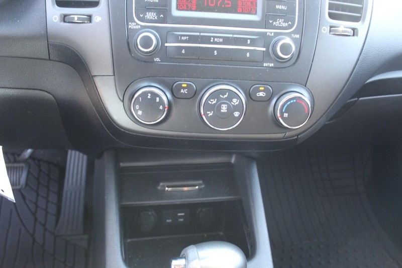 Kia Forte Vehicle Full-screen Gallery Image 15