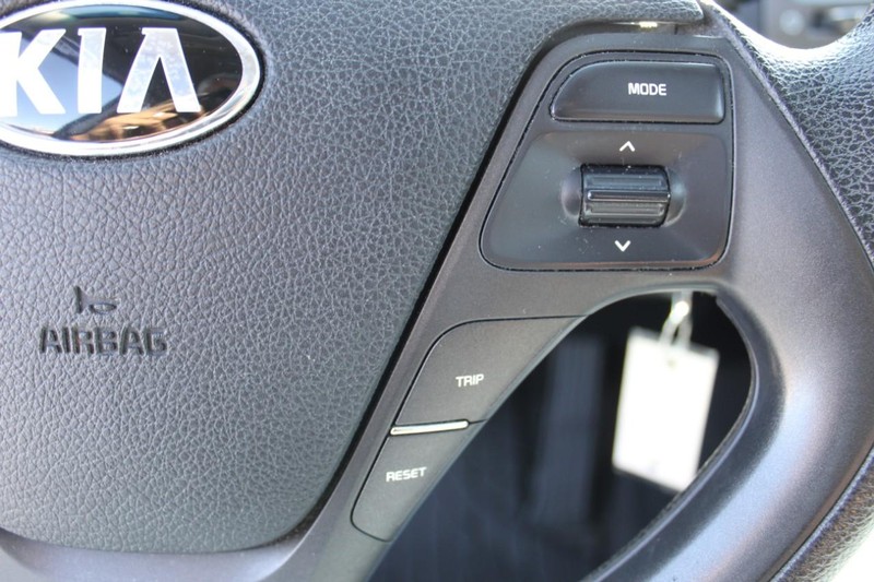 Kia Forte Vehicle Full-screen Gallery Image 17