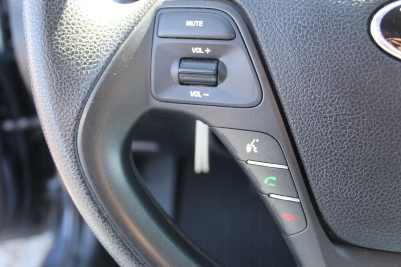 Kia Forte Vehicle Full-screen Gallery Image 18