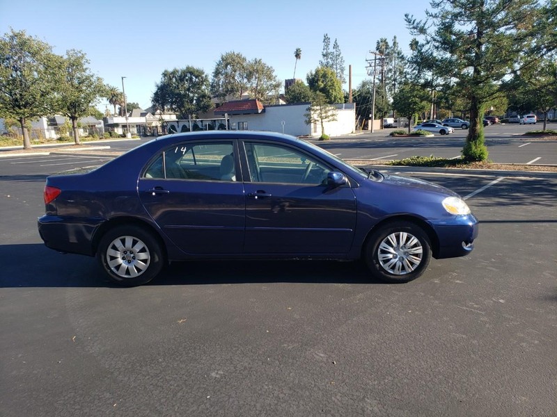 Toyota Corolla Vehicle Full-screen Gallery Image 04