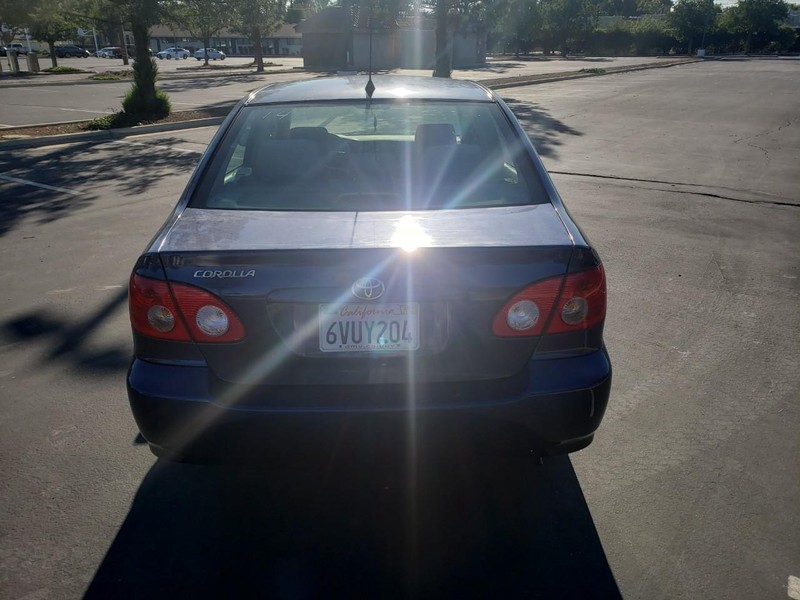 Toyota Corolla Vehicle Full-screen Gallery Image 06