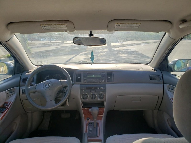 Toyota Corolla Vehicle Full-screen Gallery Image 08