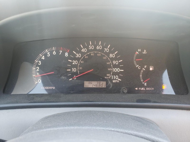 Toyota Corolla Vehicle Full-screen Gallery Image 09