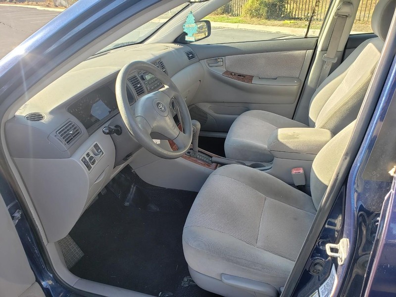 Toyota Corolla Vehicle Full-screen Gallery Image 10