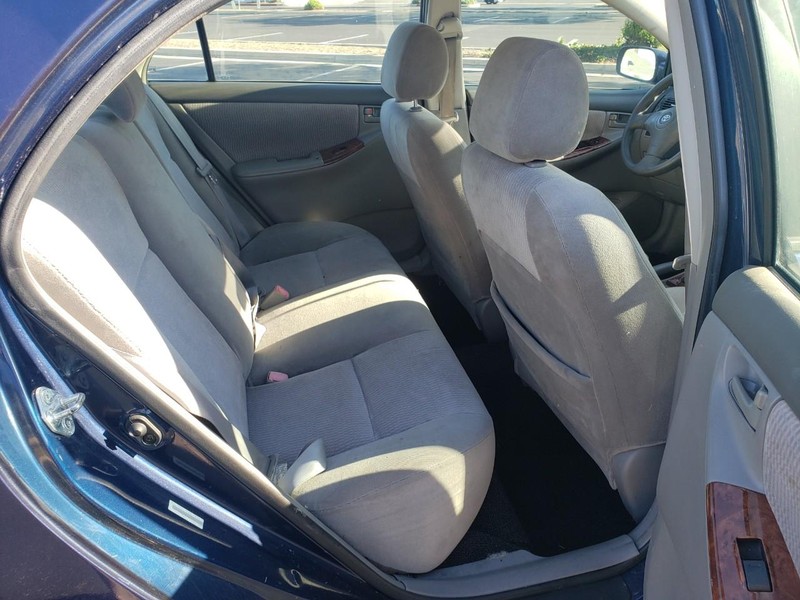 Toyota Corolla Vehicle Full-screen Gallery Image 13