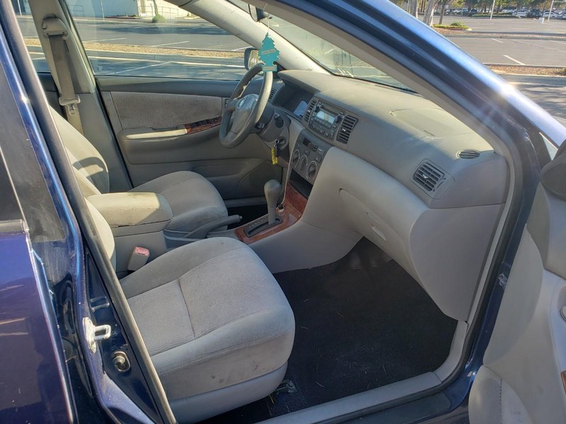 Toyota Corolla Vehicle Full-screen Gallery Image 14