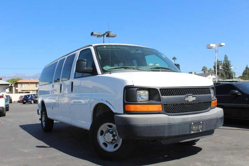Chevrolet Express Passenger Vehicle Full-screen Gallery Image 04