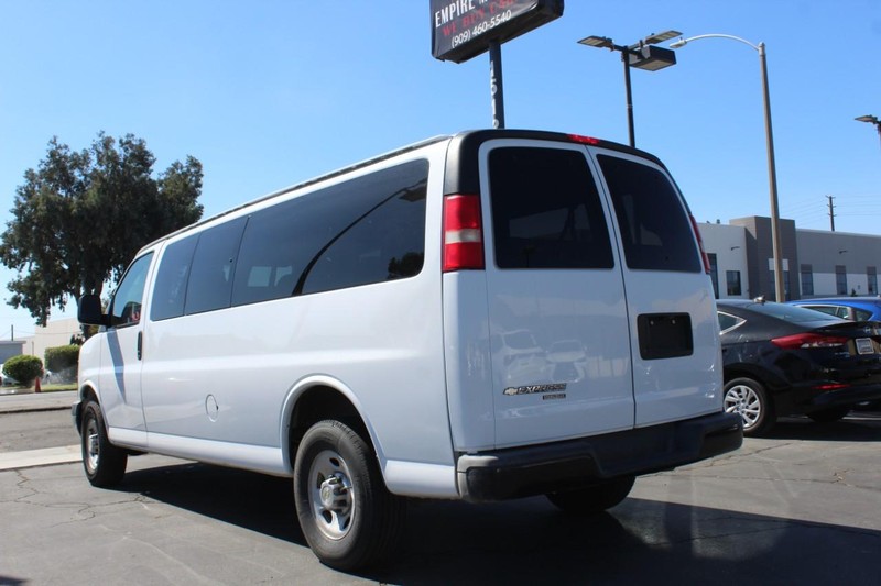 Chevrolet Express Passenger Vehicle Full-screen Gallery Image 05