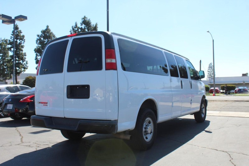 Chevrolet Express Passenger Vehicle Full-screen Gallery Image 06