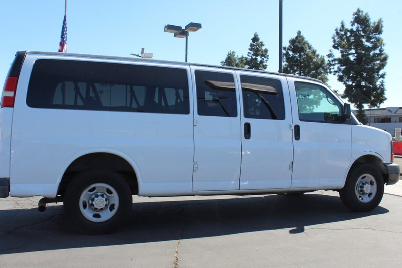 Chevrolet Express Passenger Vehicle Full-screen Gallery Image 08