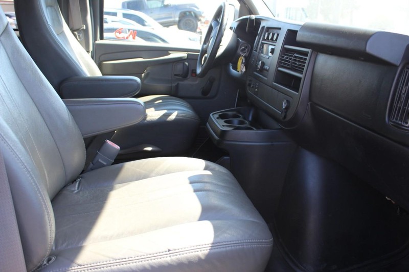 Chevrolet Express Passenger Vehicle Full-screen Gallery Image 09