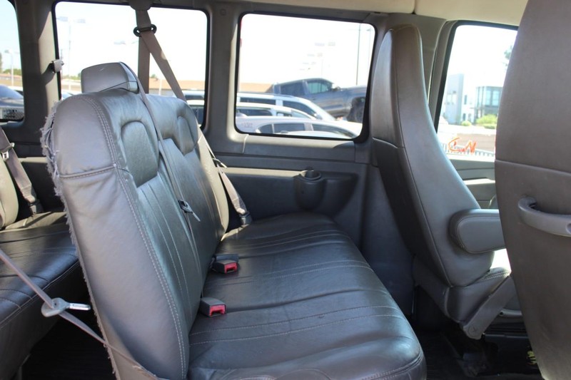 Chevrolet Express Passenger Vehicle Full-screen Gallery Image 10