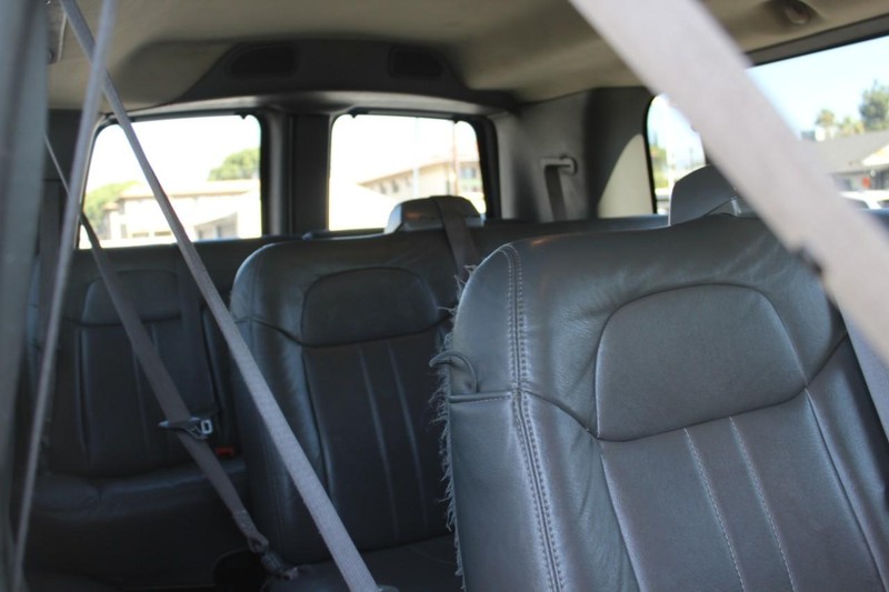 Chevrolet Express Passenger Vehicle Full-screen Gallery Image 12