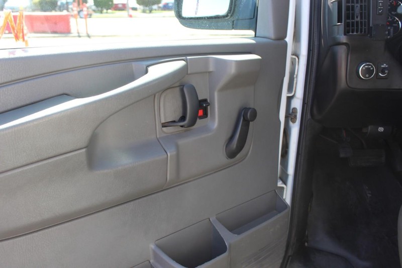 Chevrolet Express Passenger Vehicle Full-screen Gallery Image 17