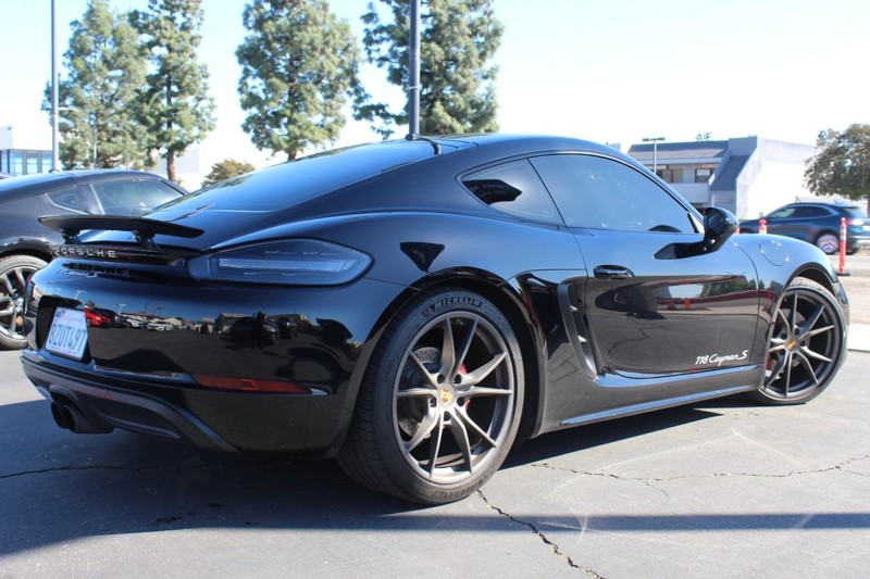 Porsche 718 Cayman Vehicle Full-screen Gallery Image 04